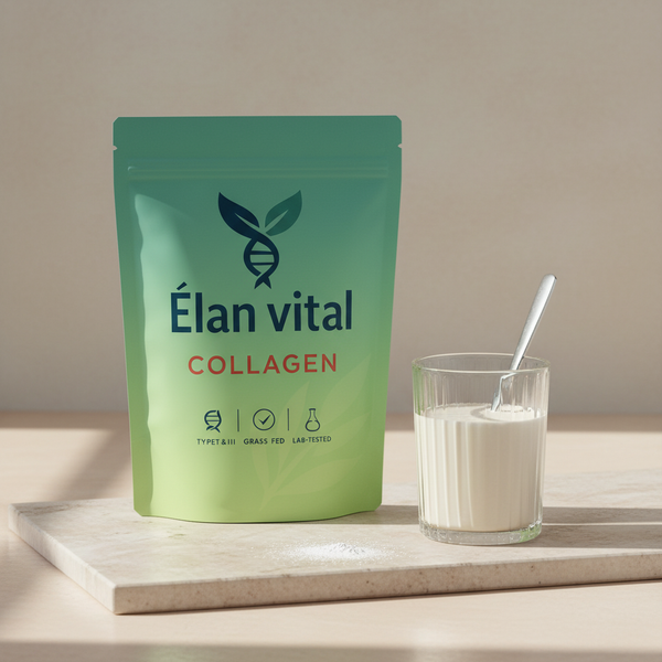 Bolsa Elan Vital Collagen junto a un vaso con bebida cremosa sobre una mesa clara.