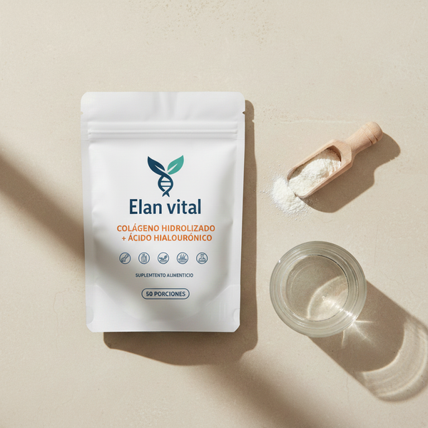 Bolsa de colageno con etiqueta Elan Vital, scoop con polvo y vaso de agua sobre una superficie clara.