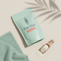 Flat lay de la bolsa Élan Vital Collagen con scoop de madera y toalla color menta.