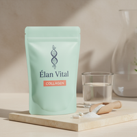 Bolsa Élan Vital Collagen junto a un vaso de agua y una cuchara con colágeno en polvo.